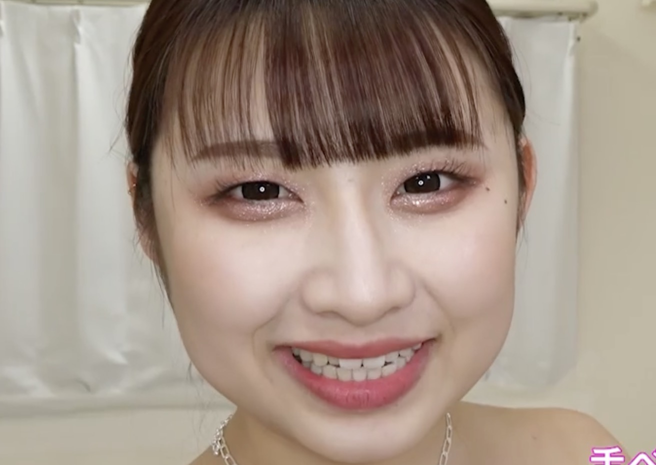 「【唾液・ツバフェチ】水原みそののエロ長い舌でたっぷり顔舐め鼻舐め&手コキプレイ」はどんな作品?