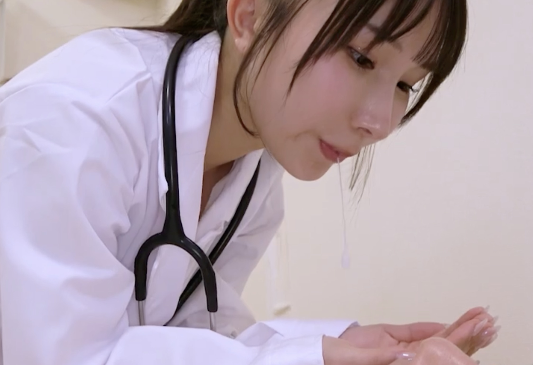 顔面密着と舌の動きをじっくり見られる中盤