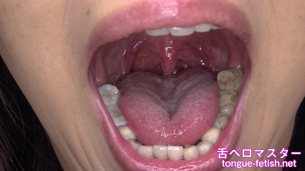 彼女の舌と口内を視姦しながら