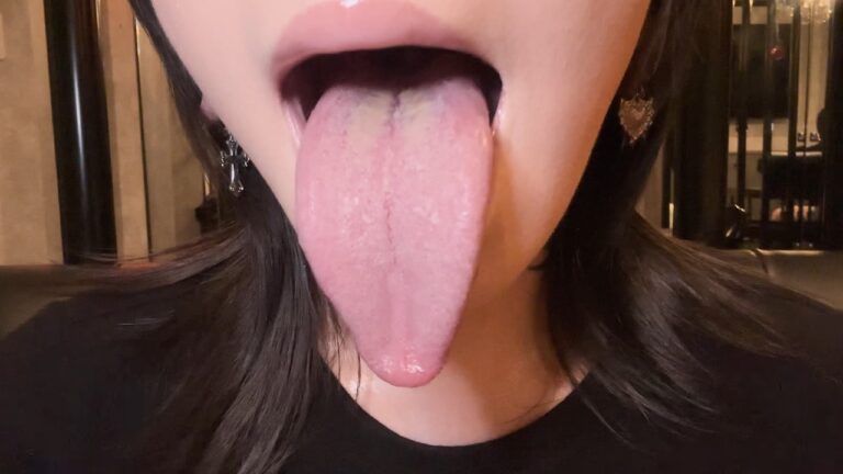 大きな口から出てくる蛇舌だけを、8分ずっと見る観察動画